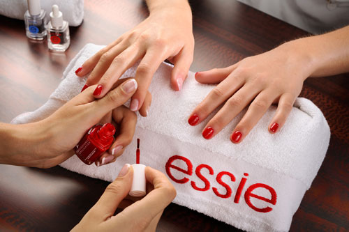 faire une pose de vernis en onglerie à marseille 13008